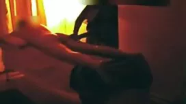 یک مرد در حال فیلم س ...